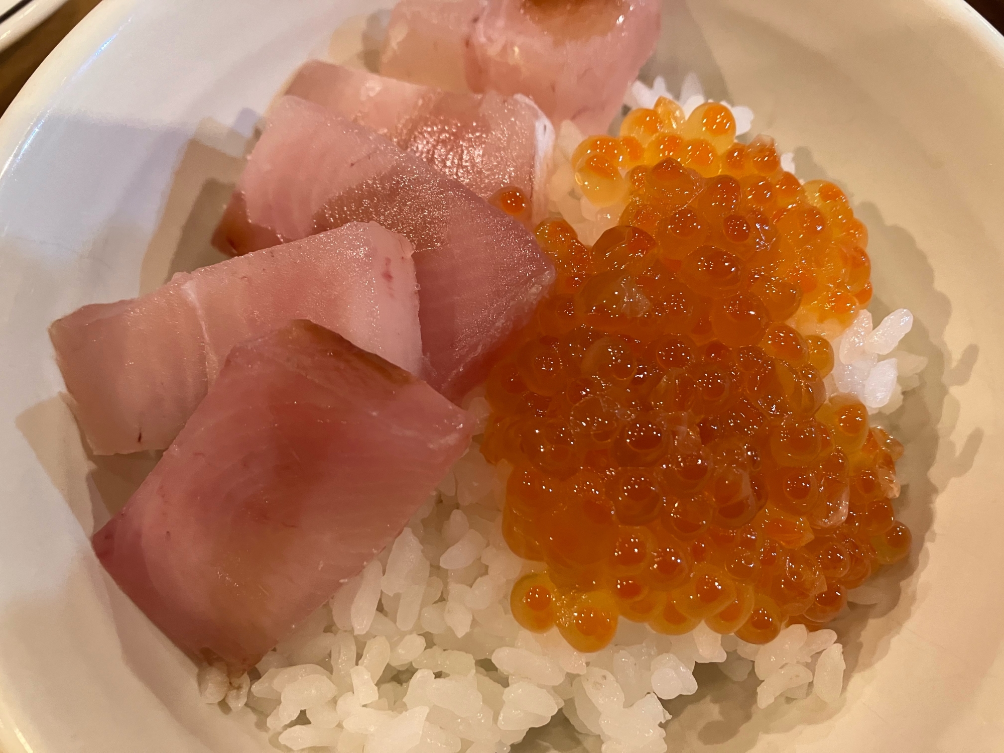 ビンチョウまぐろの漬けといくらの丼