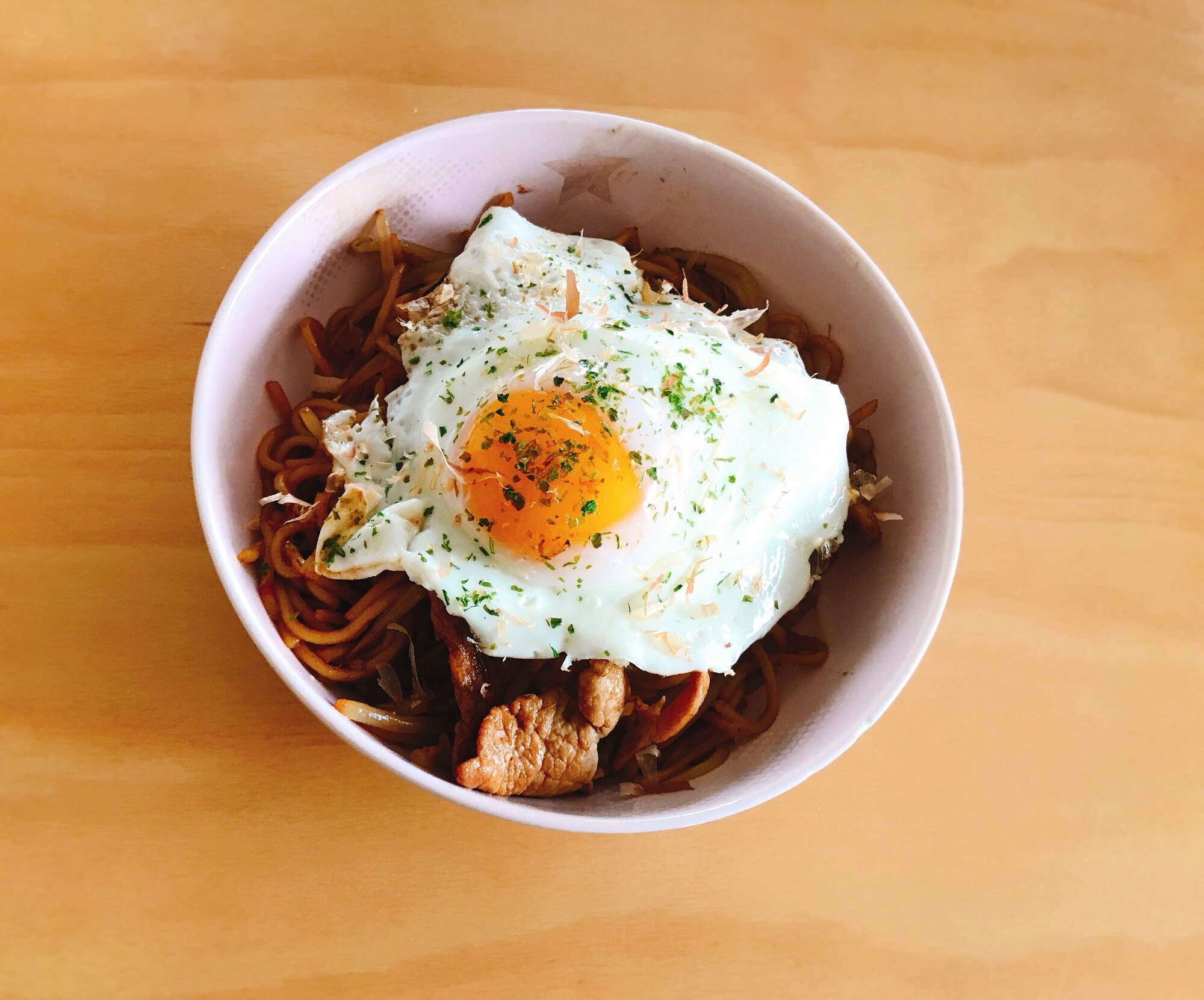 簡単ランチ♪目玉焼きのせ！もやしと豚肉の焼きそば レシピ・作り方 by