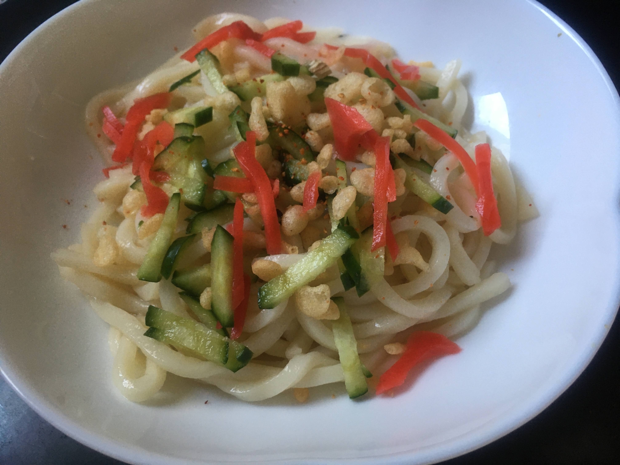 紅しょうが、きゅうり、天かすの冷やしうどん