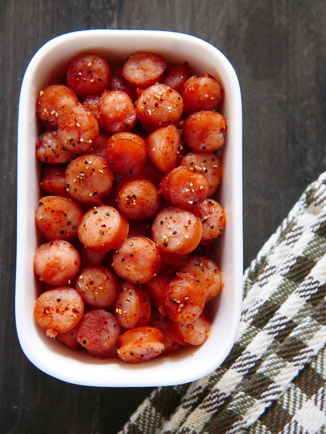 白い容器の皿に盛りつけられたピリ辛スパイシーウインナー