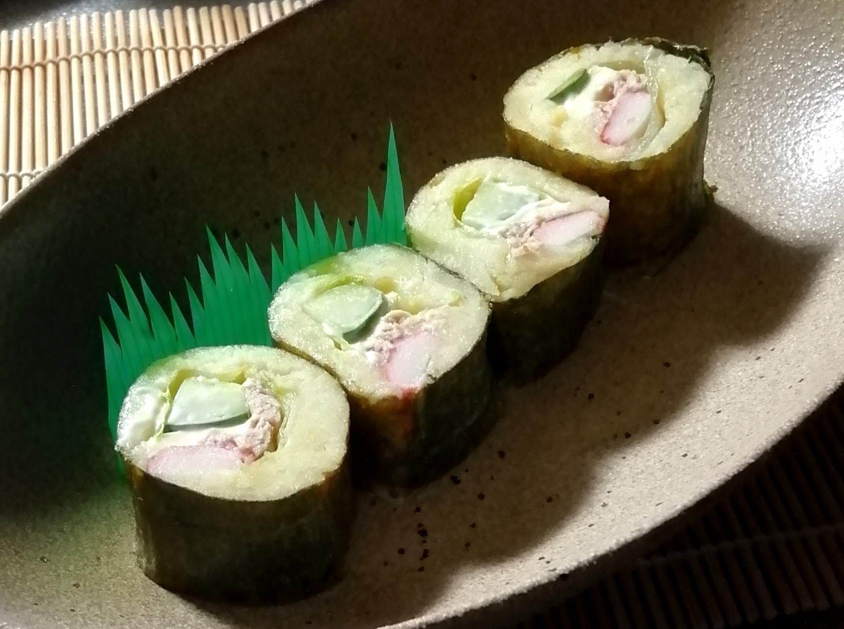 器に盛られた酢じゃがのサラダ巻き