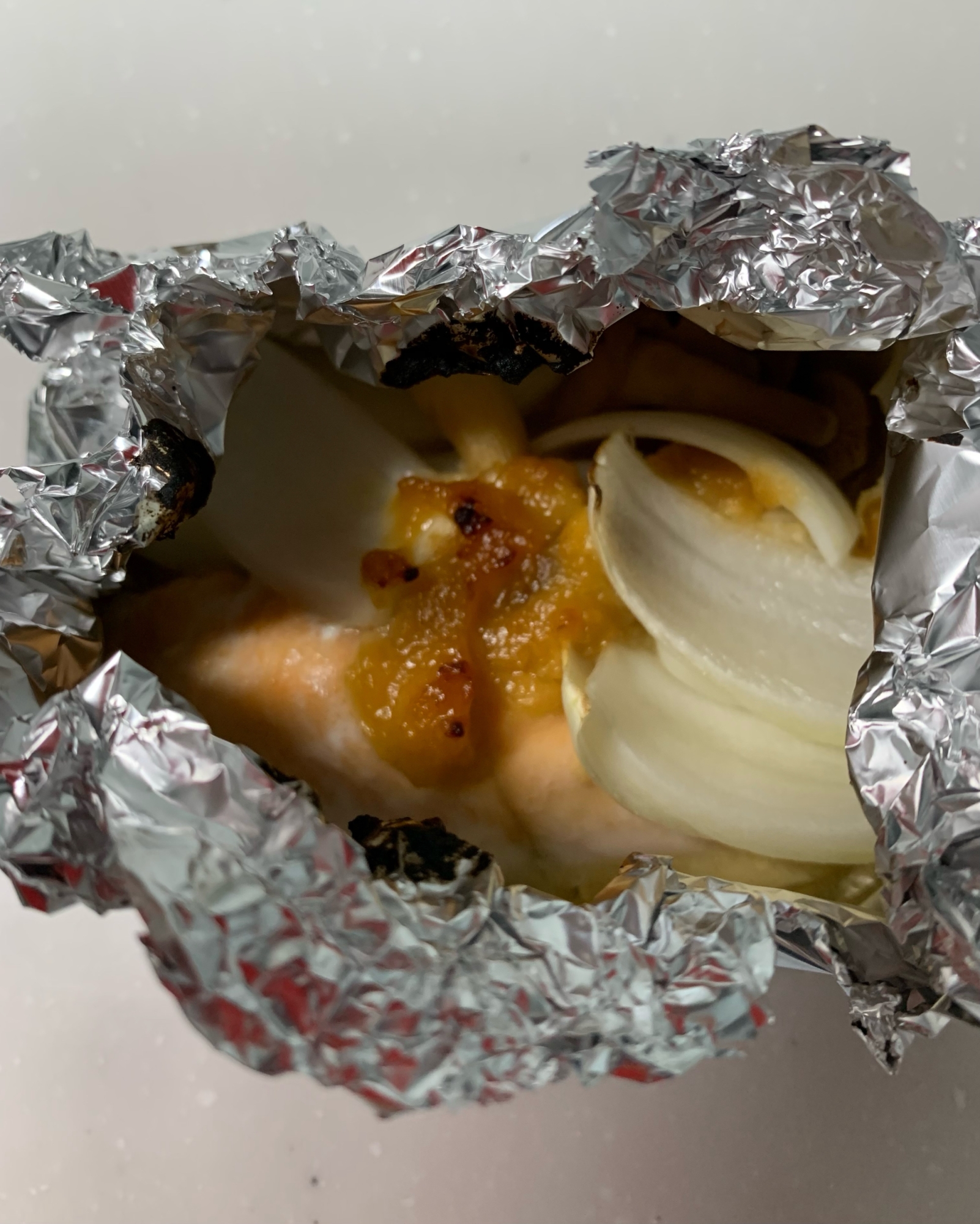 鮭と玉ねぎ　味噌ホイル焼き