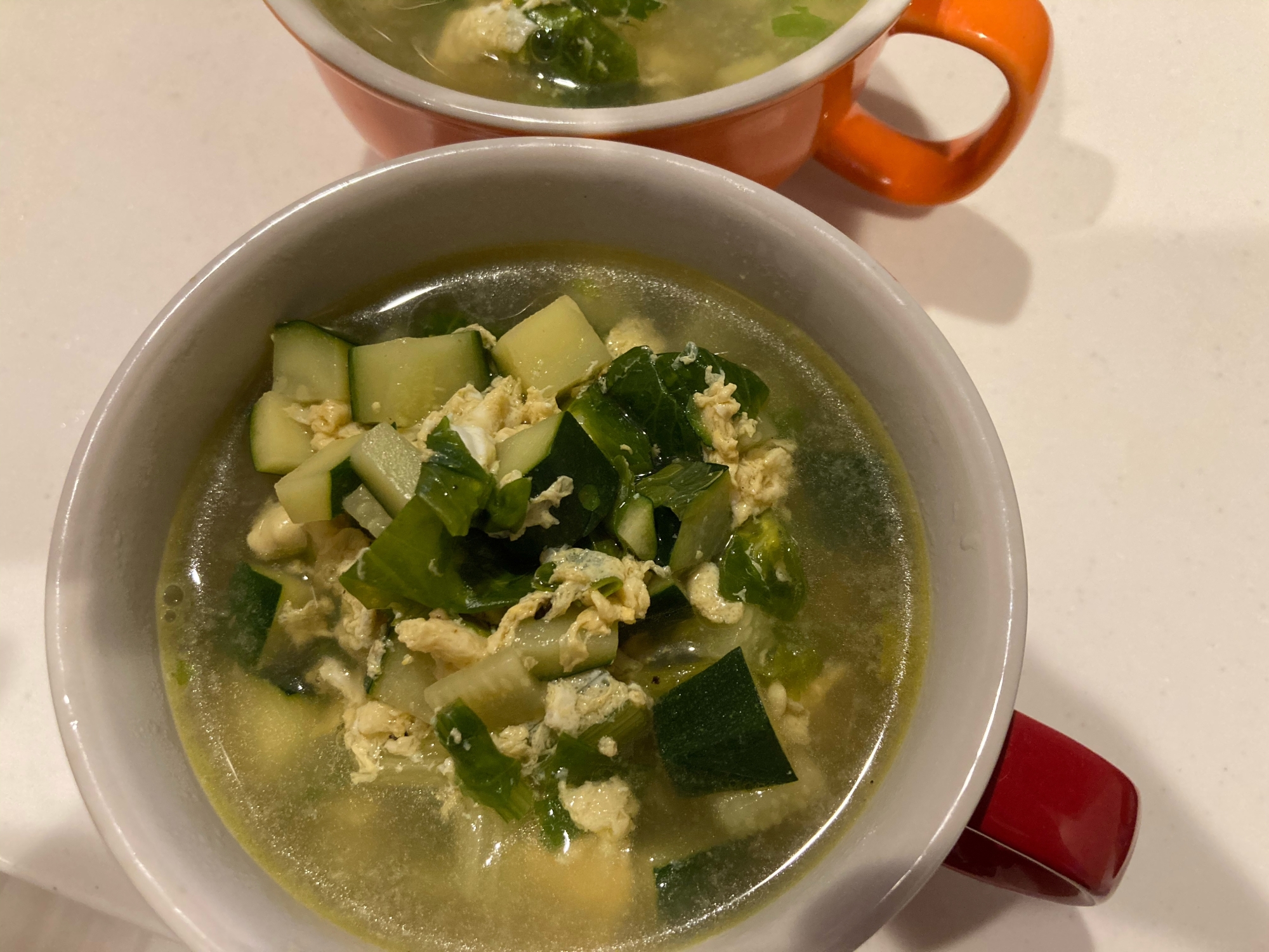 ズッキーニとセロリの葉のカレー風味スープ