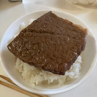 息子のお昼ご飯に。
ステーキ肉代用で、焼き方参考にさせて頂きました。
固くならず、美味しく焼けました❤
ズボラなもので、そのまま丼にしちゃいましたｗ