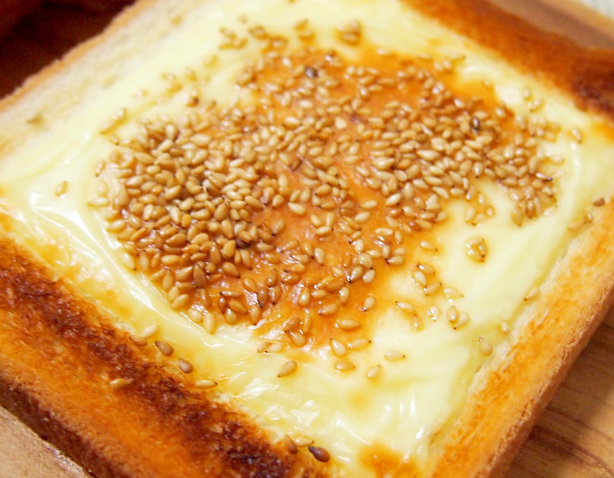 ごま塩マヨネーズのチーズトースト