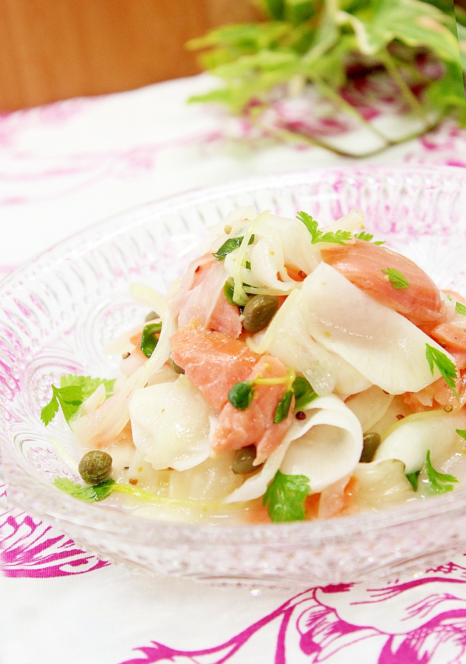 器に盛られたスモークサーモンと野菜のマリネ