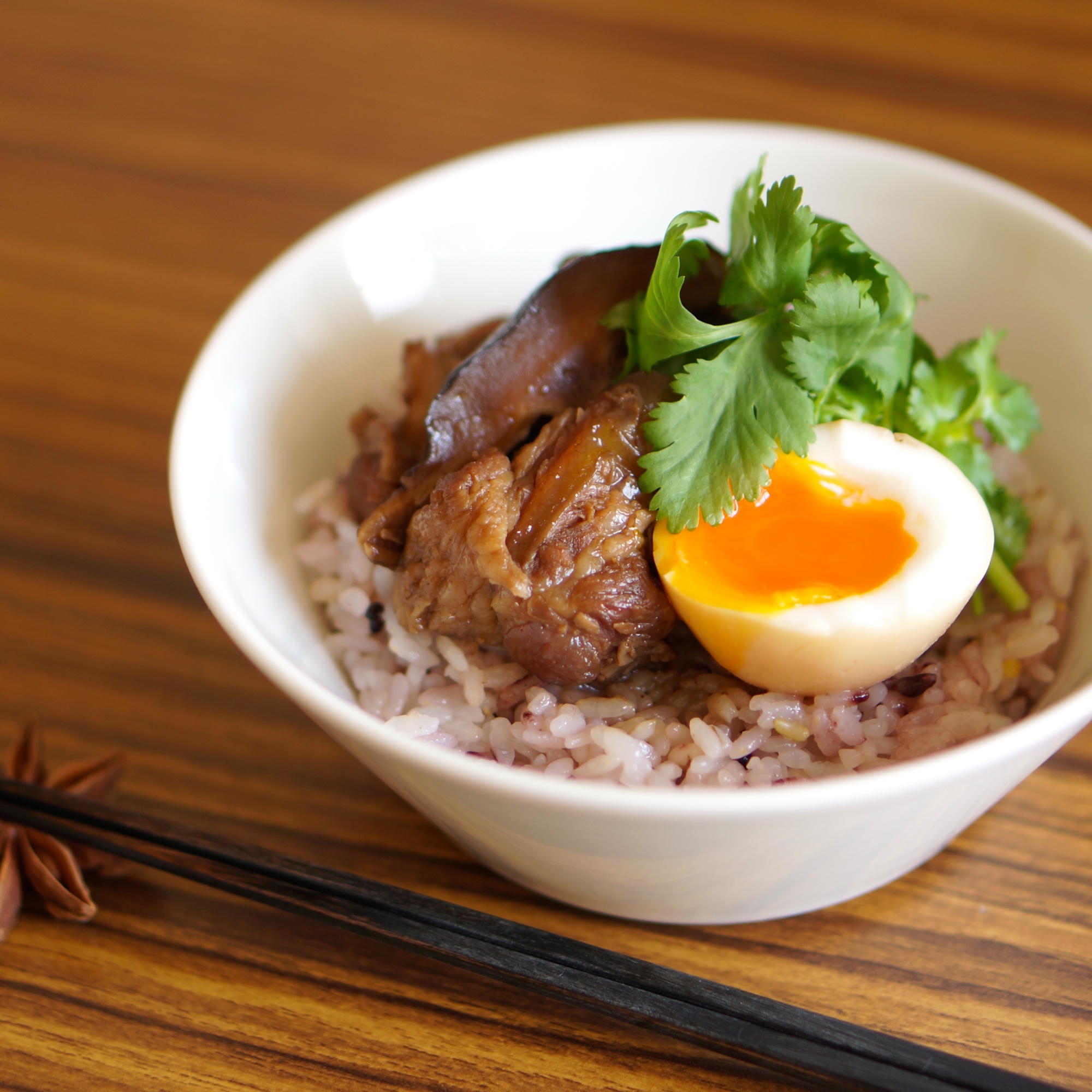 三十雑穀ごはんで　とろとろ豚バラ軟骨丼