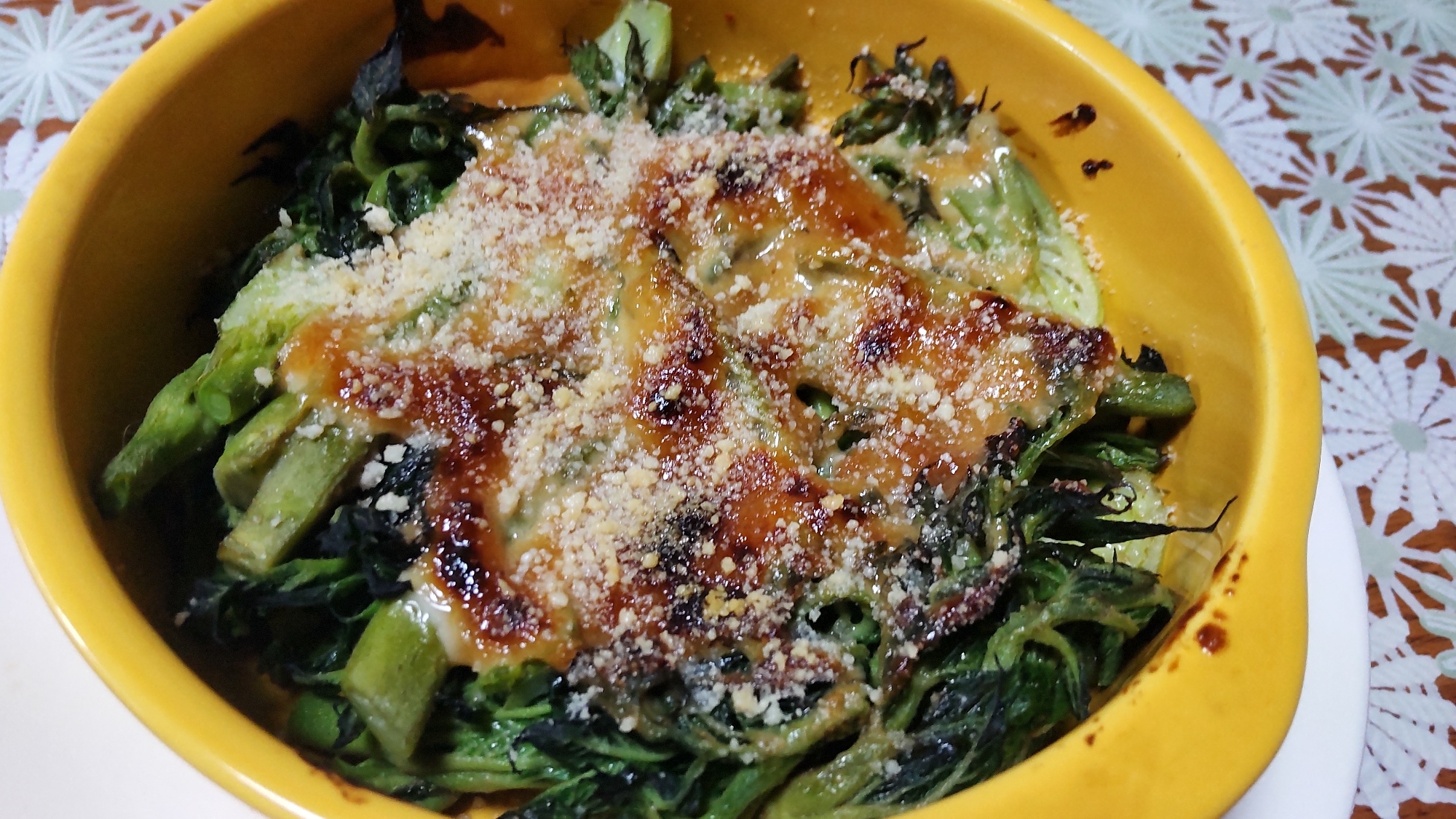 たらの芽のみそマヨチーズ焼きが黄色い器に盛り付けられているところ