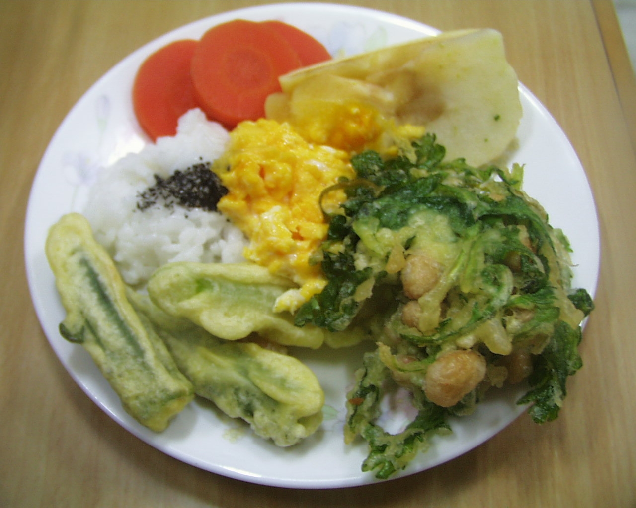 ごはんと、春菊大豆天ぷら、野菜の盛り合わせ