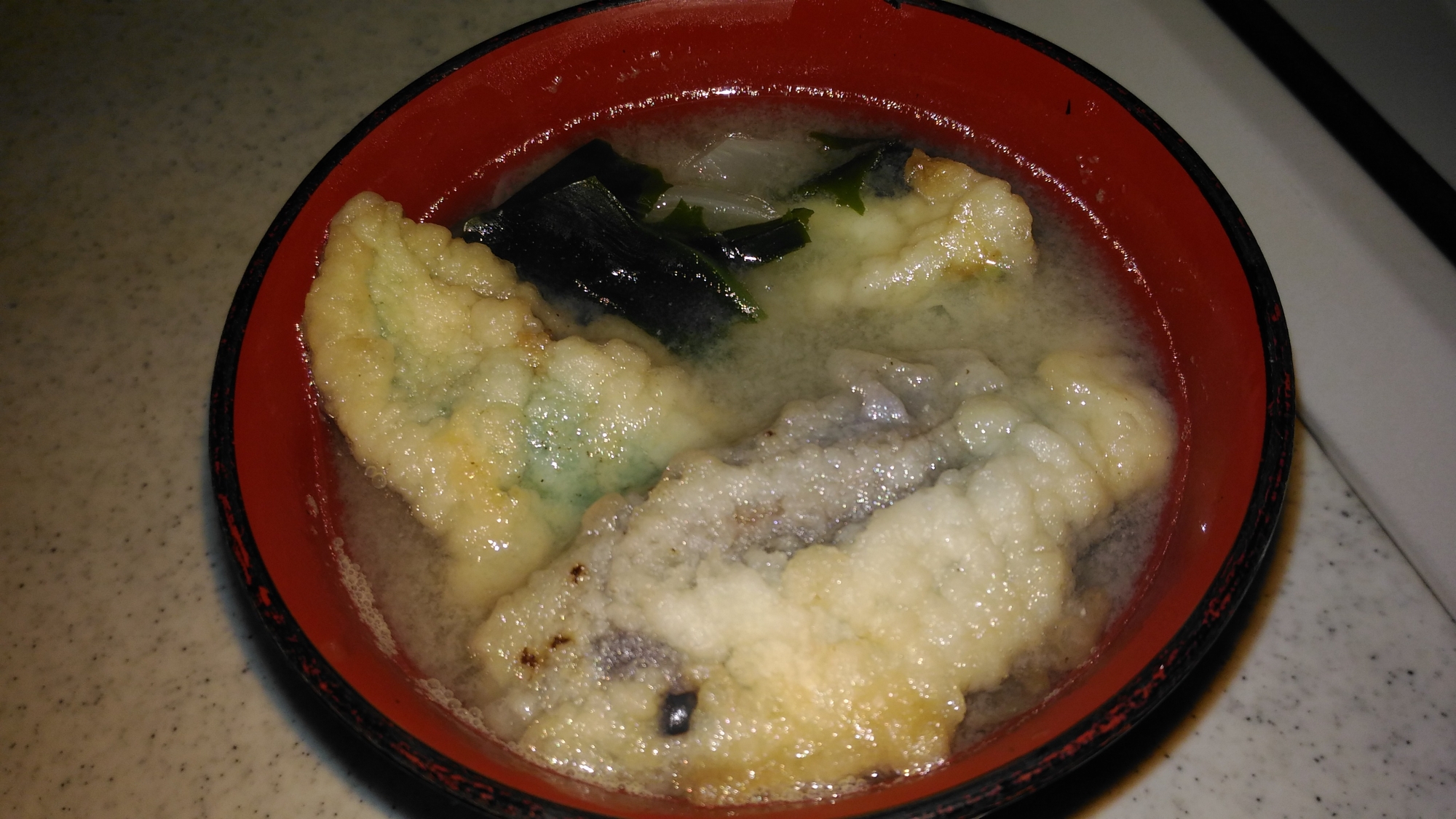 茄子天ぷらと玉葱、ワカメの味噌汁