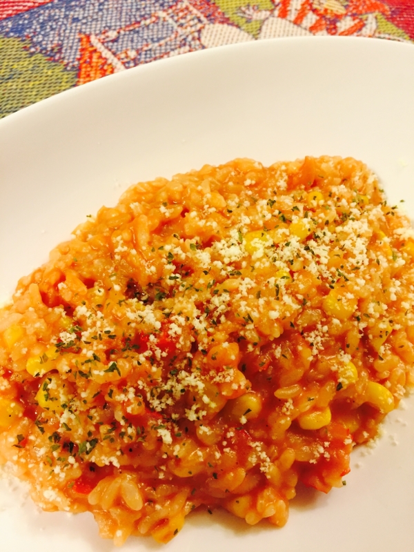 白いお皿に盛り付けたトマトリゾット