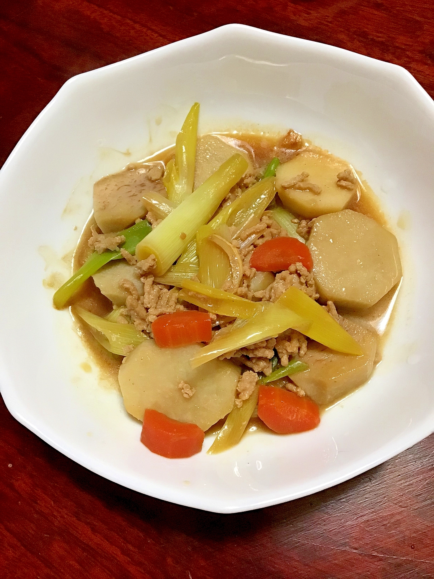 ひき肉と里芋と長ネギの煮物。