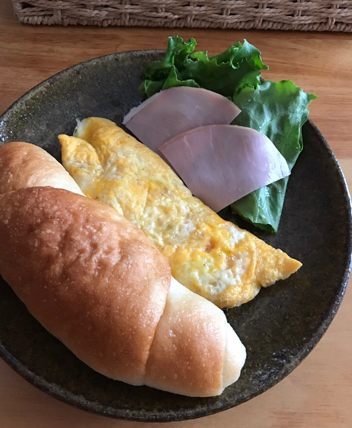 塩パンとチーズオムレツの朝ごはんプレート