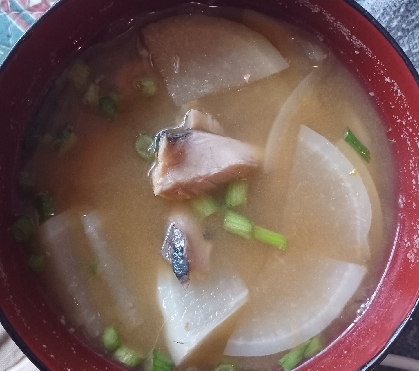 サバ缶と大根deあら汁風♡お味噌汁