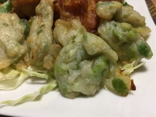 枝豆入りのさつま揚げですが、こんがりおいしくできましたー。もうイッピンをクイックリに、嬉しいレシピをドウモゴチソ様！