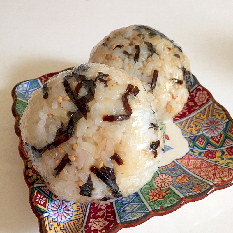 塩昆布と練り梅 おにぎり レシピ 作り方 By まかろん 楽天レシピ