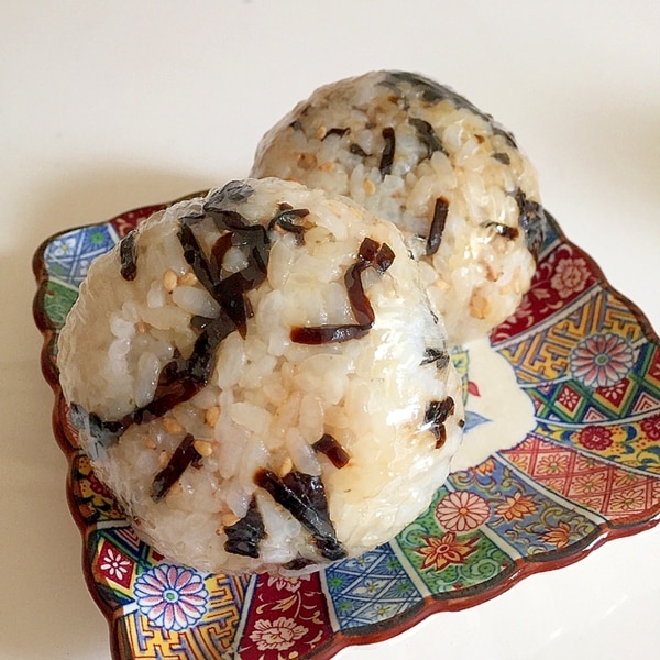 塩昆布と練り梅 おにぎり レシピ 作り方 By まかろん 楽天レシピ 塩昆布と練り梅 おにぎり レシピ 作り方 By まかろん 楽天レシピ