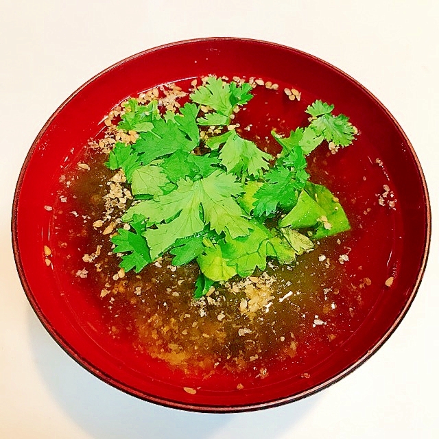 とろろ昆布とパクチーのお吸い物♪朝ごはんにどうぞ