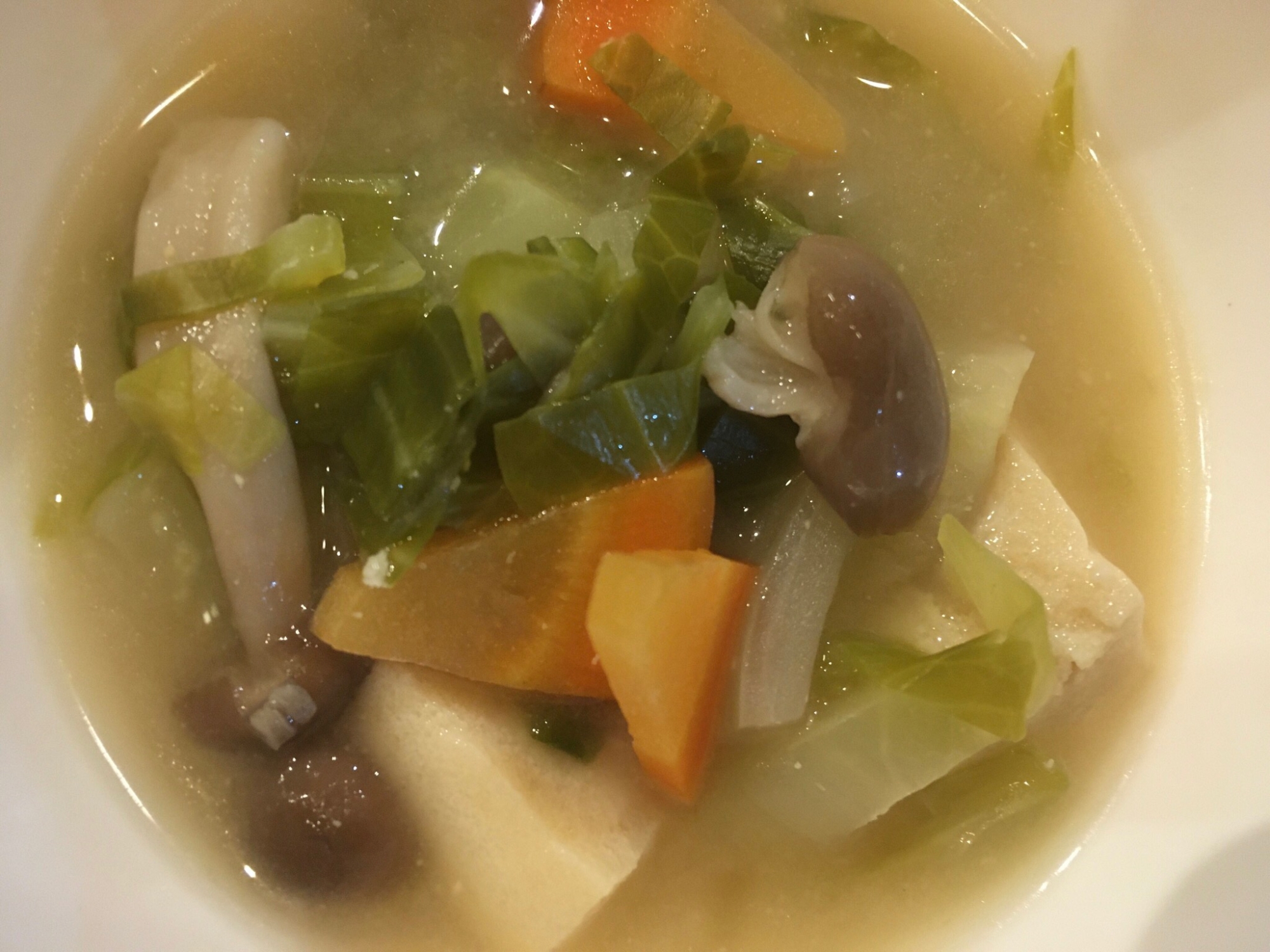 キャベツとにんじんとしめじと高野豆腐のスープ