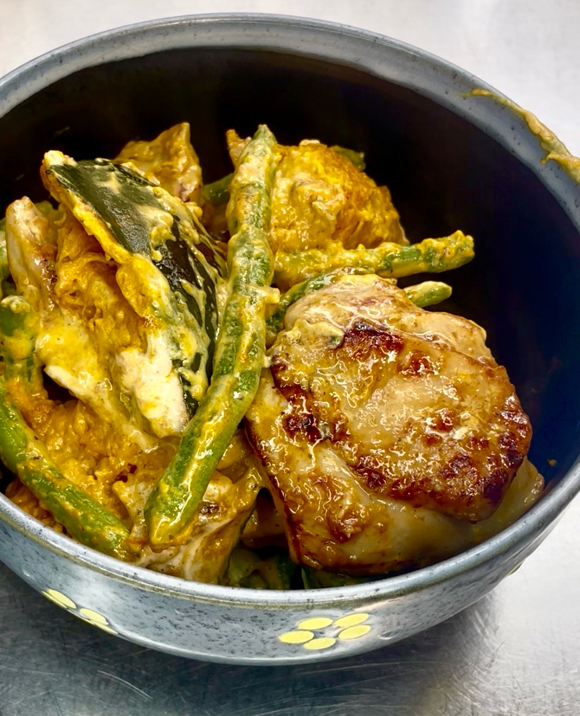 冷凍かぼちゃといんげんの塩麹鶏辛みそマヨ炒め