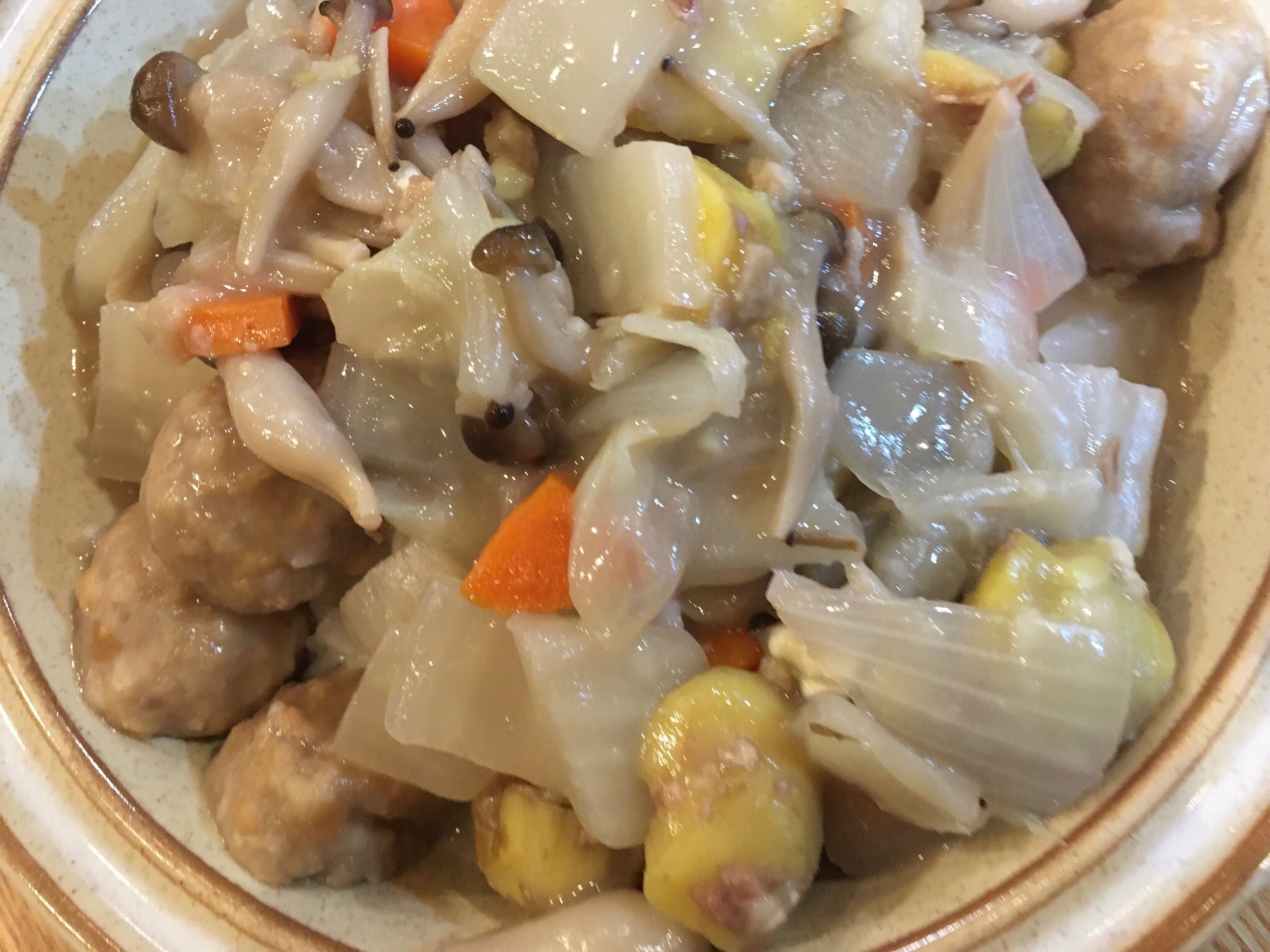 皿に盛られた栗と肉団子のみそクリーム煮