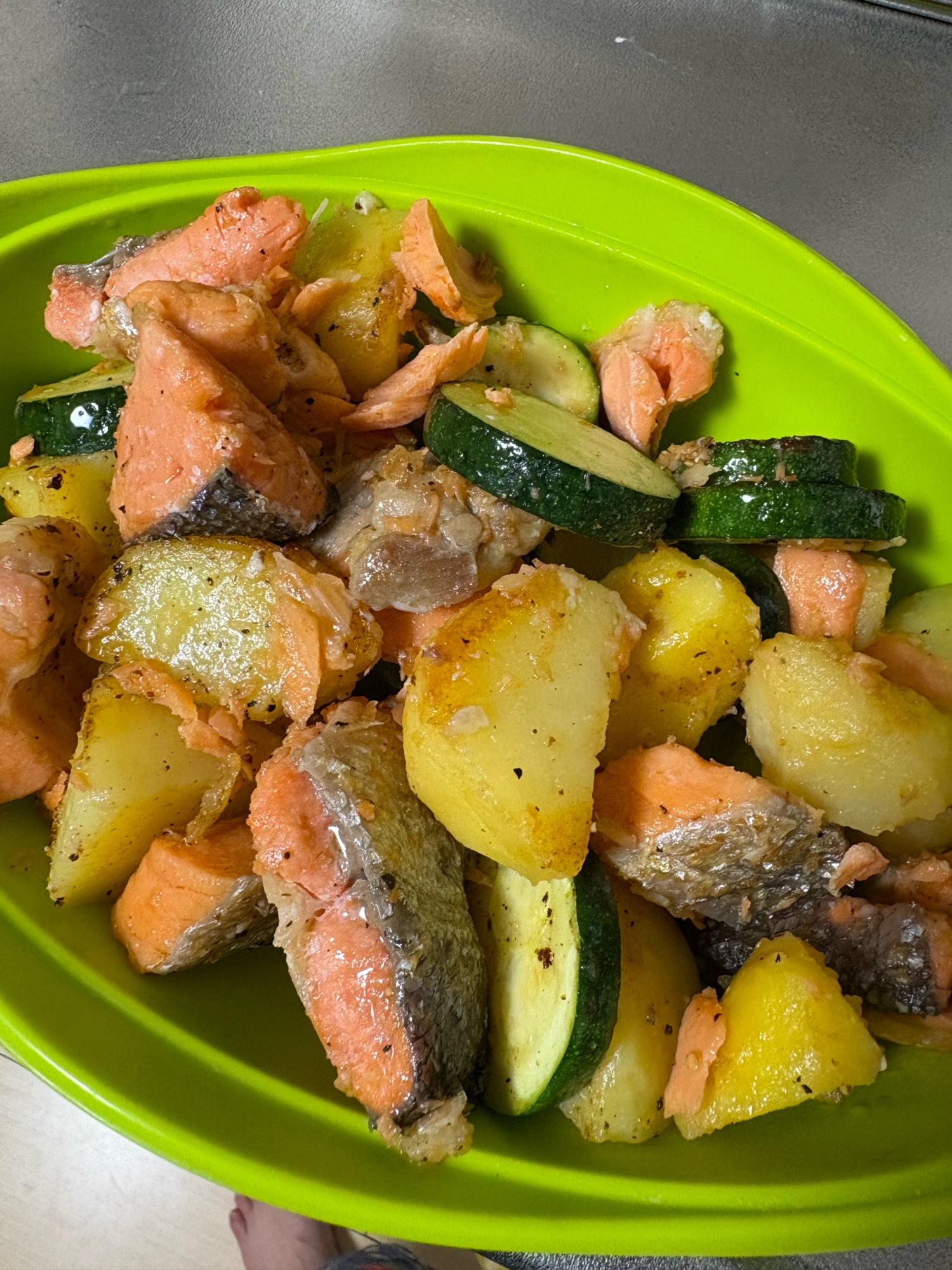 鮭とじゃがいものバター醤油炒め