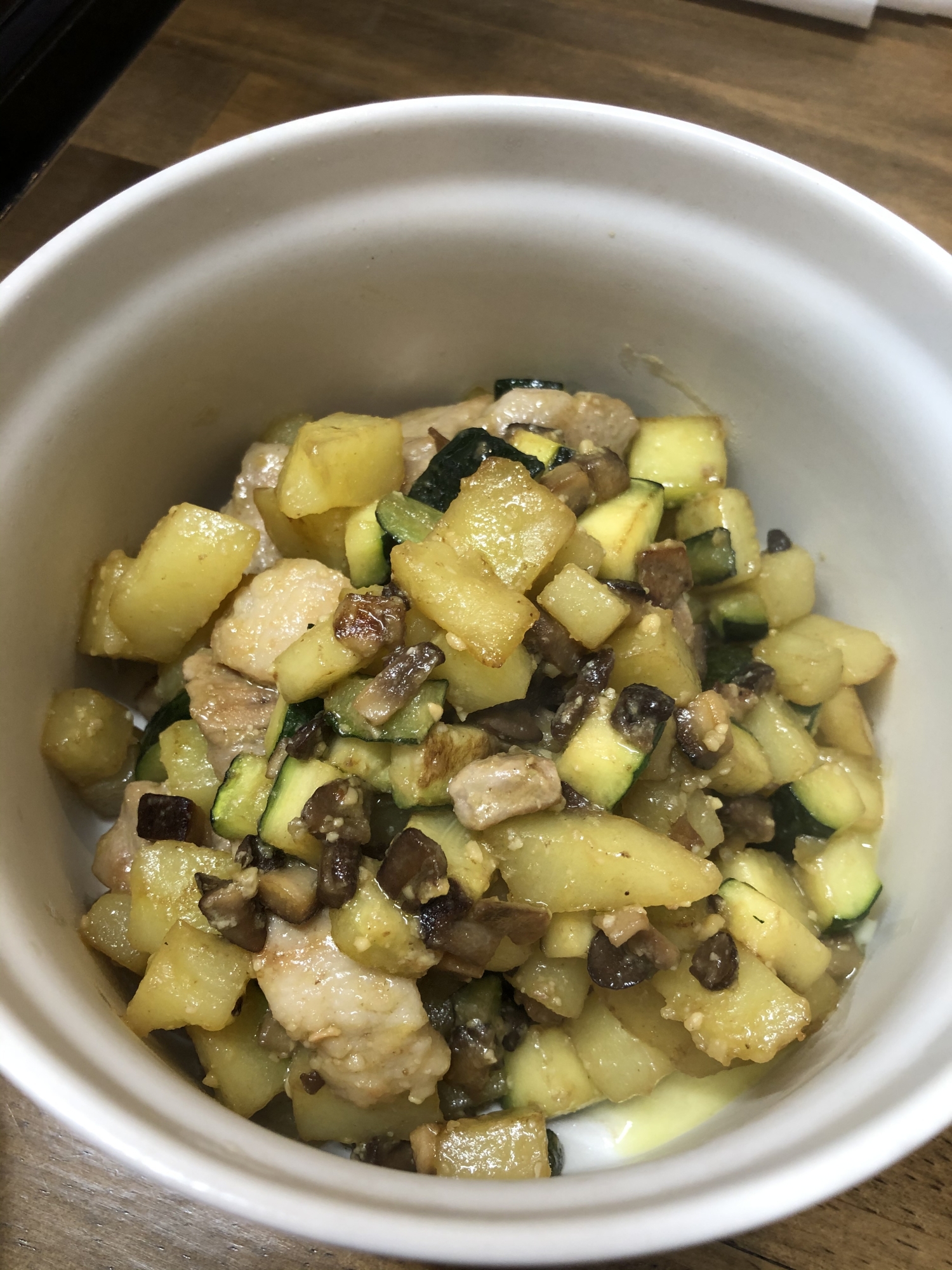 白色の深皿に盛られた豚肉、ズッキーニ、しいたけのみそバター炒め