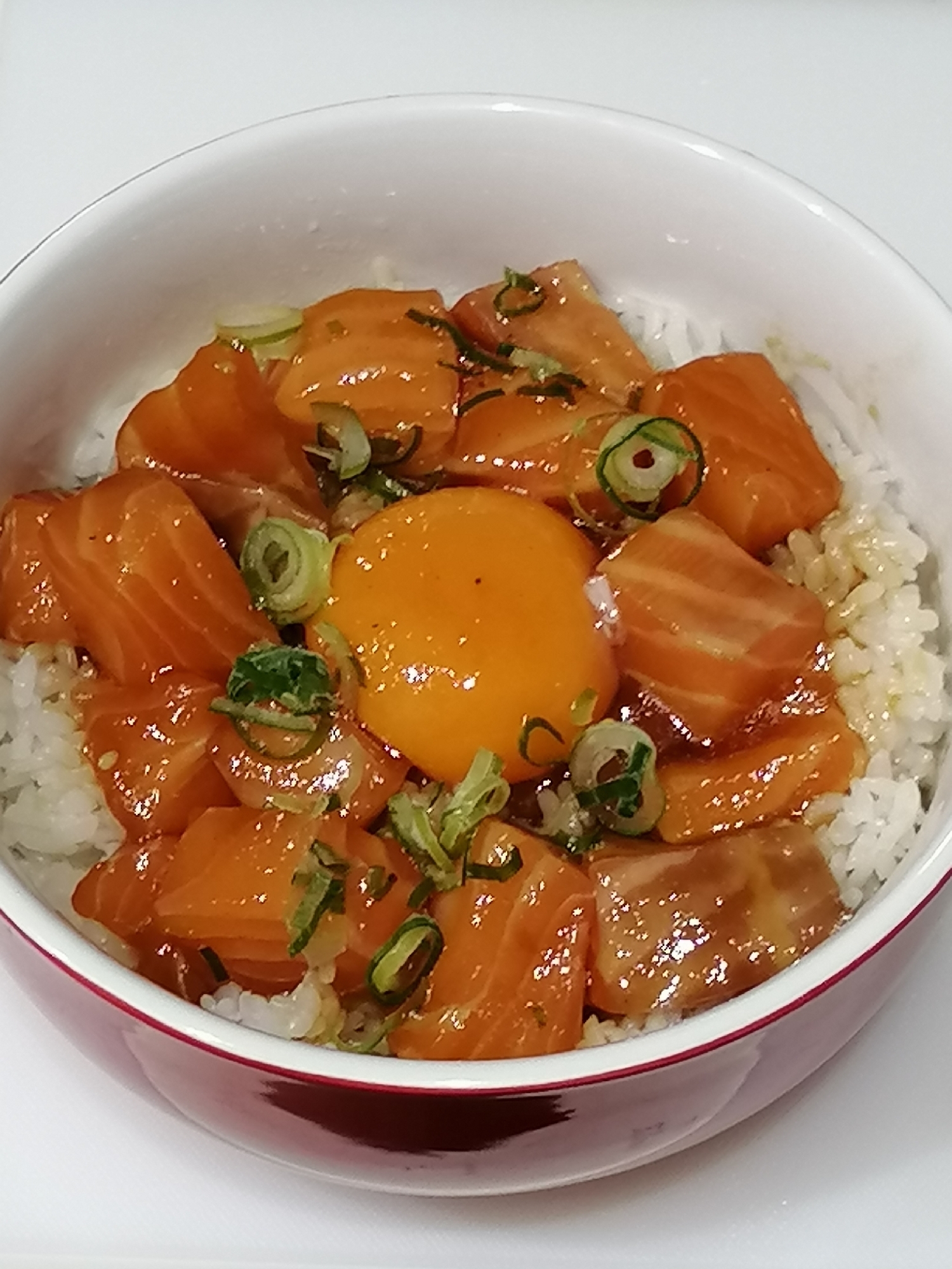 サーモンの焼肉のたれ漬け丼