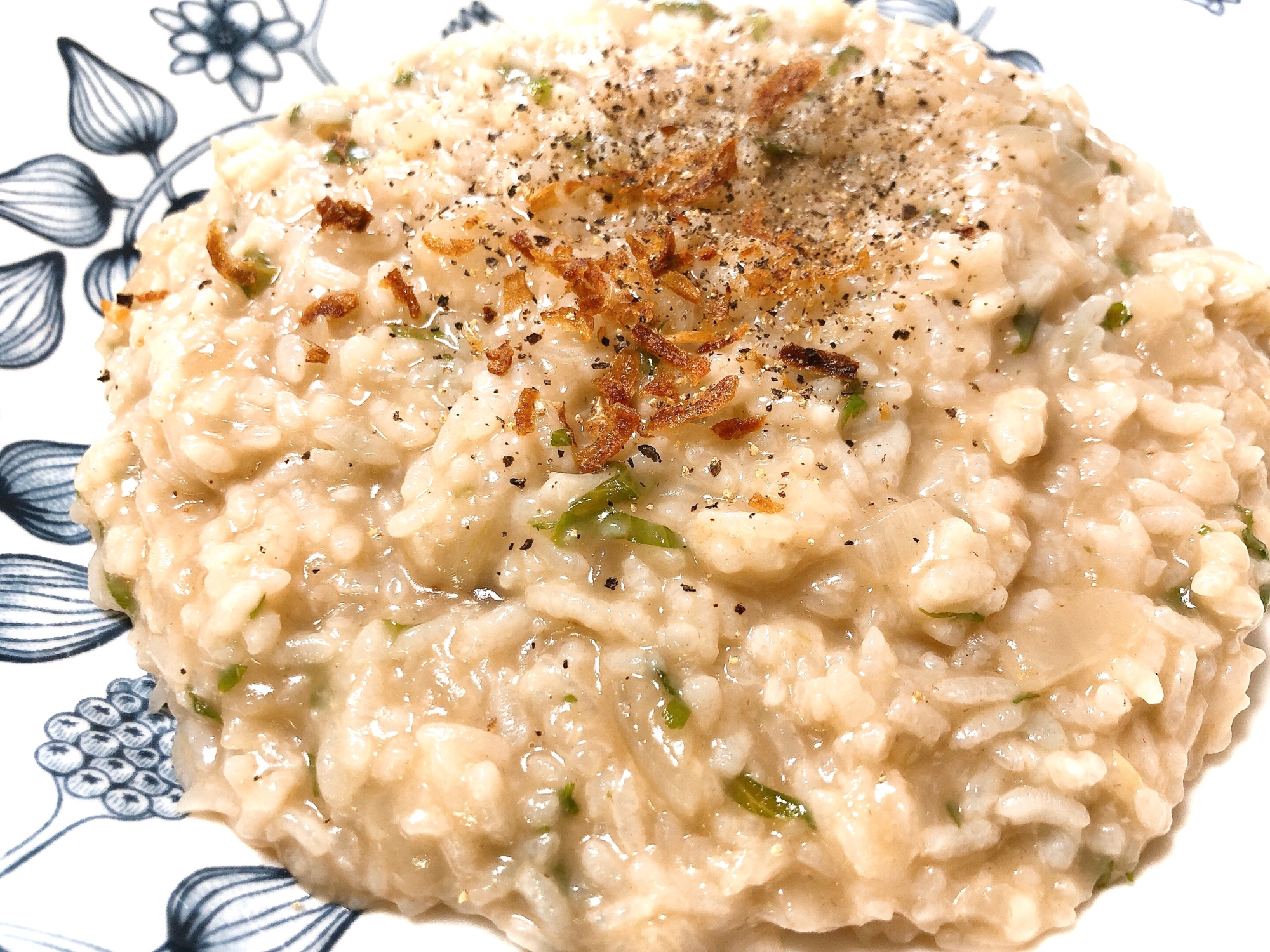 皿に盛られた、アンチョビチーズリゾット