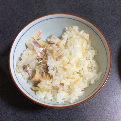 塩鮭のカマで作る炊き込みご飯♪