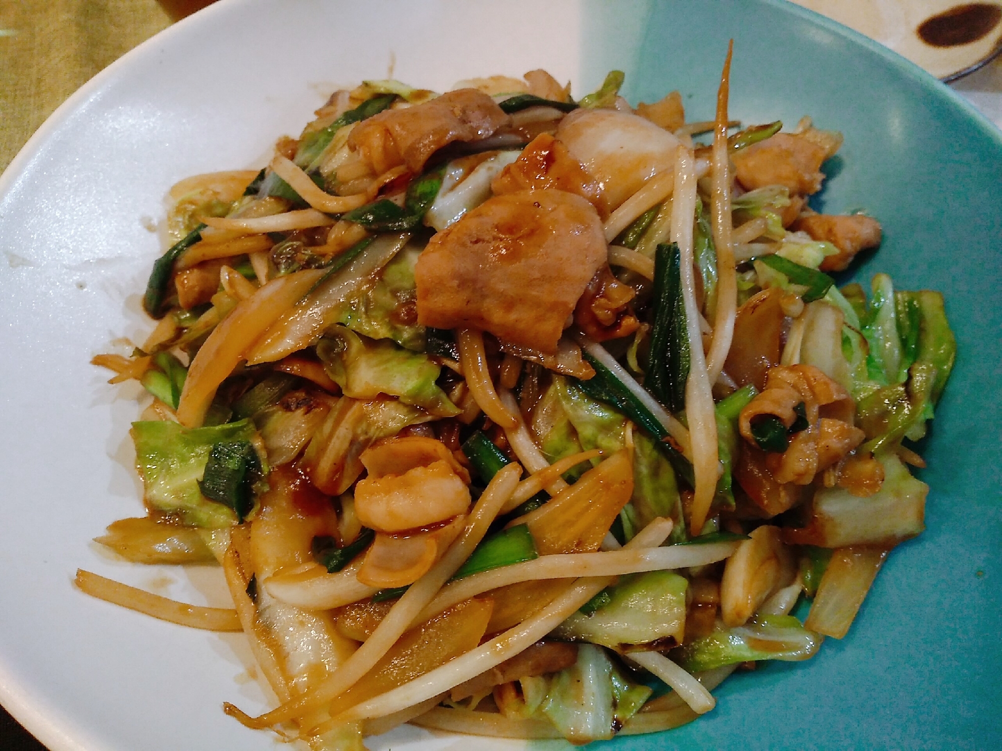 皿に盛り付けた豚ホルモンのみそ炒め