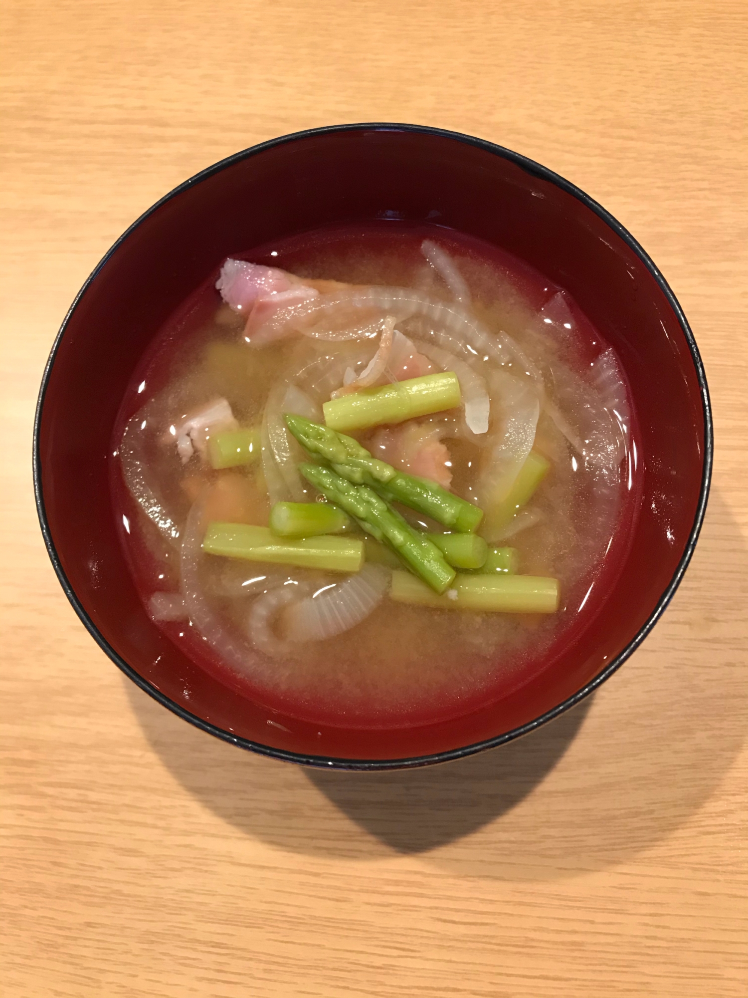 アスパラベーコン玉ねぎの味噌汁