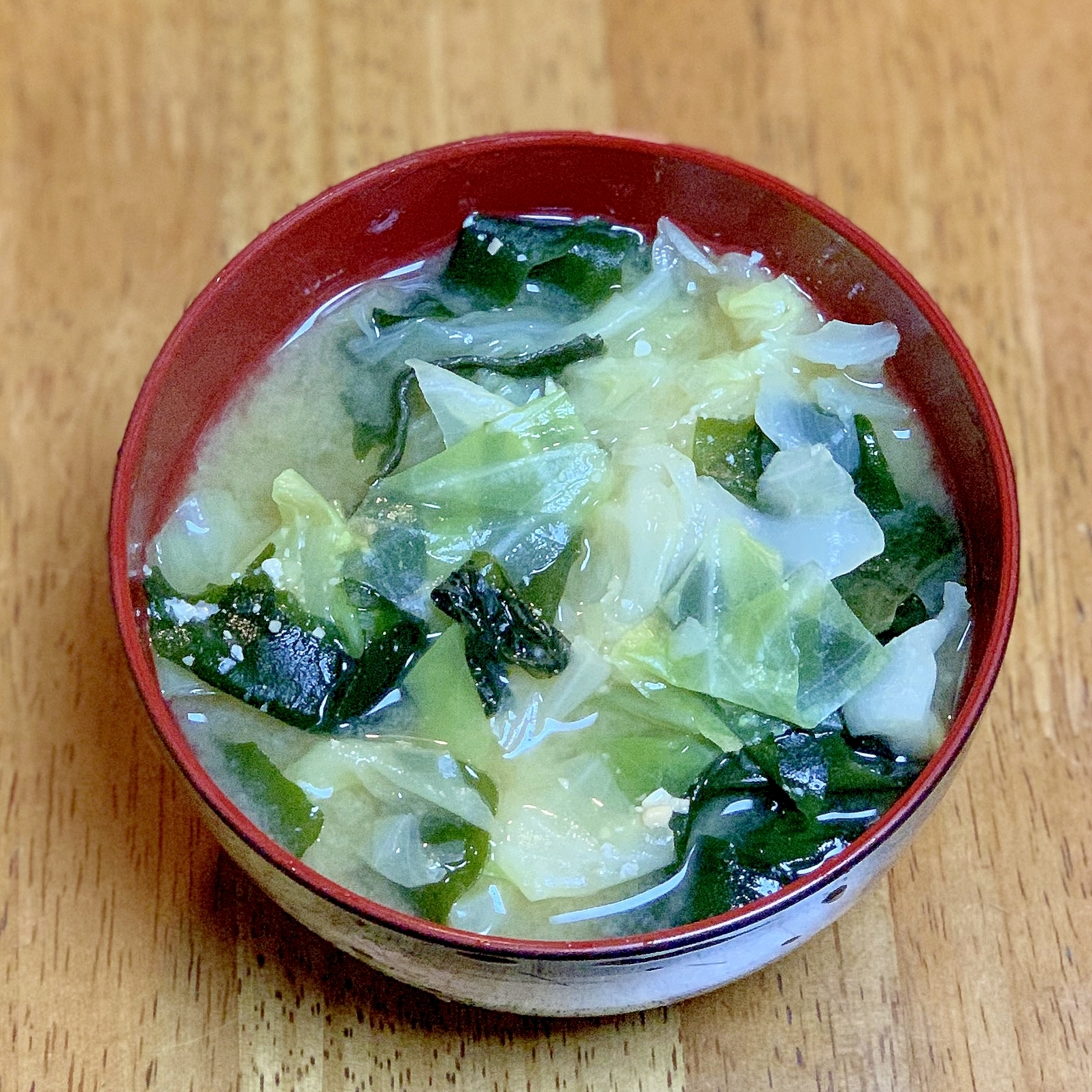 キャベツとワカメの味噌汁