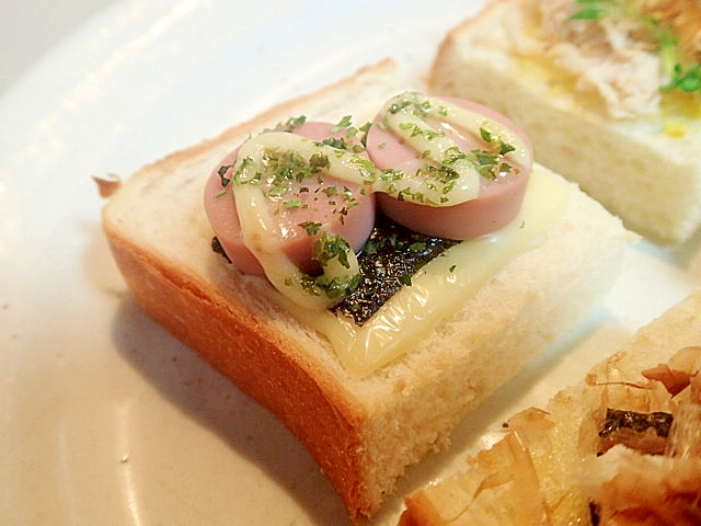 チーズと海苔と魚肉ソーセージのミニトースト