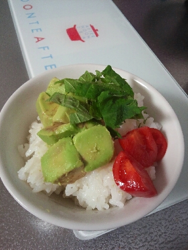 アボカドトマト丼