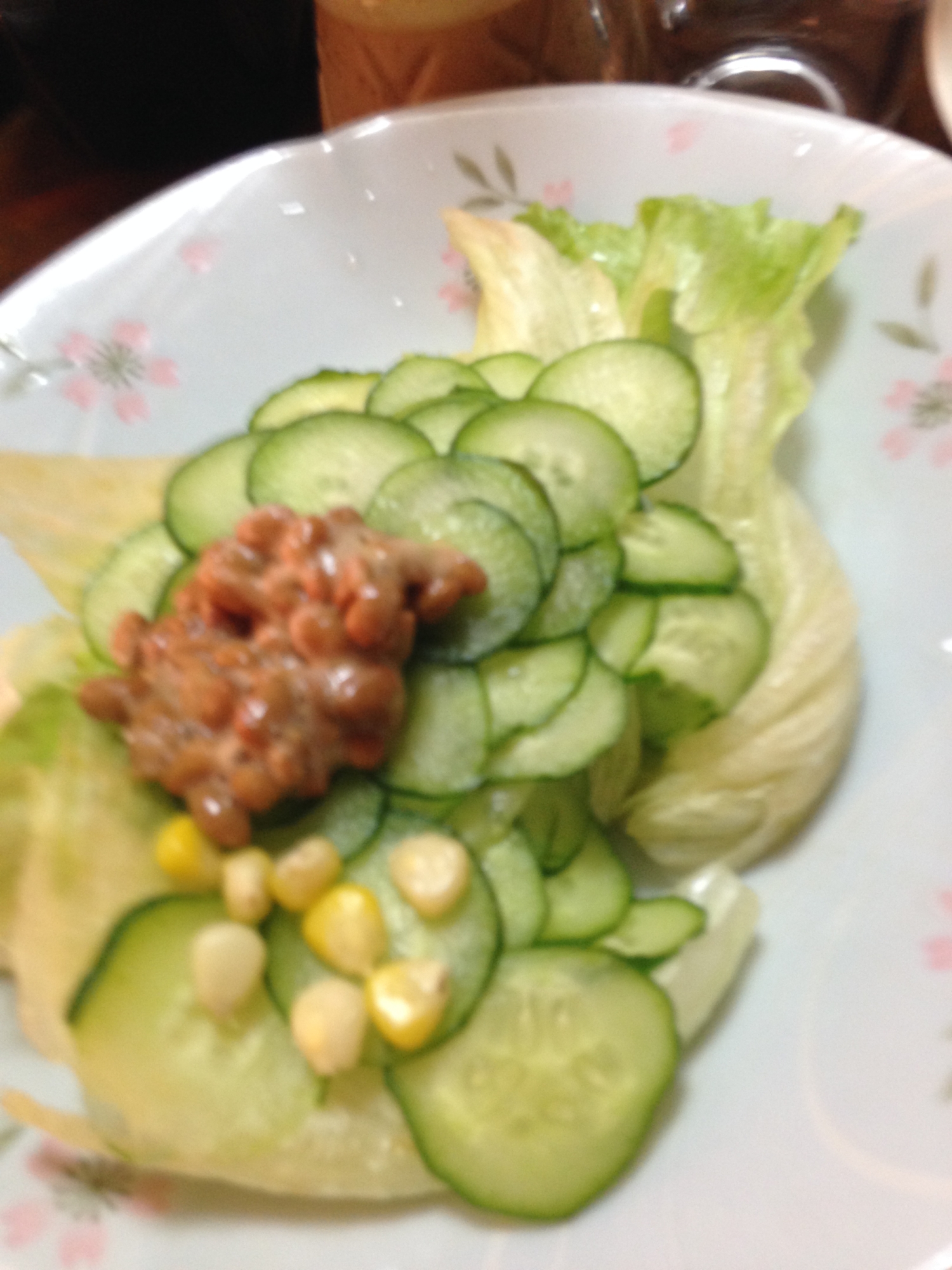 レタスきゅうり納豆コーンの塩麹サラダ