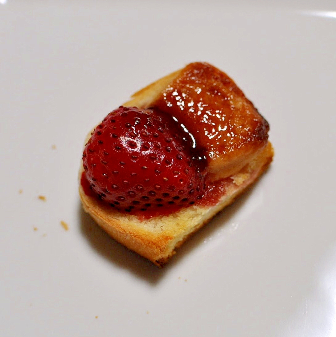 苺＆焼チョコ白＆ラズベリーソースdeおつまみパン
