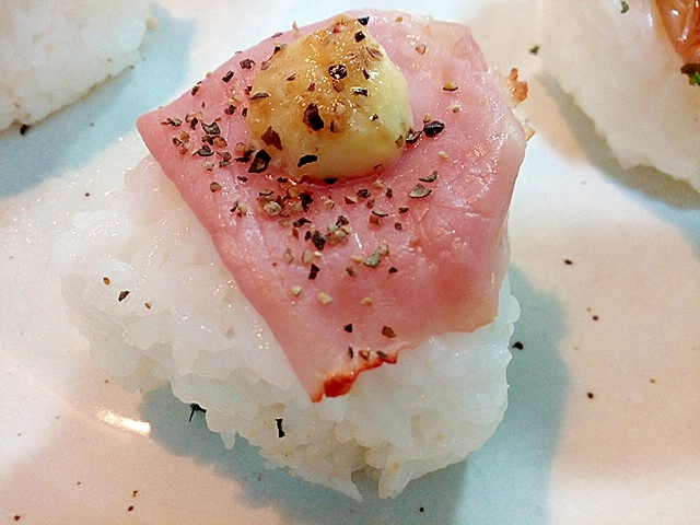 タルタル＆黒胡椒で　生ハムの焼おにぎり