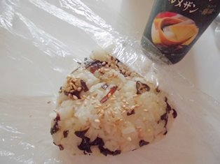 パルメザンチーズ、おにぎりにも合いますね♪
お昼に美味しく頂きました❤