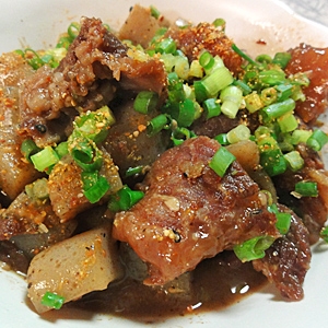 牛筋と蒟蒻の醤油麹煮込み