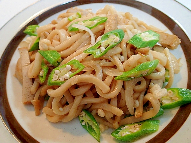 ❤玉ねぎとオクラと蒲鉾の焼きうどん❤