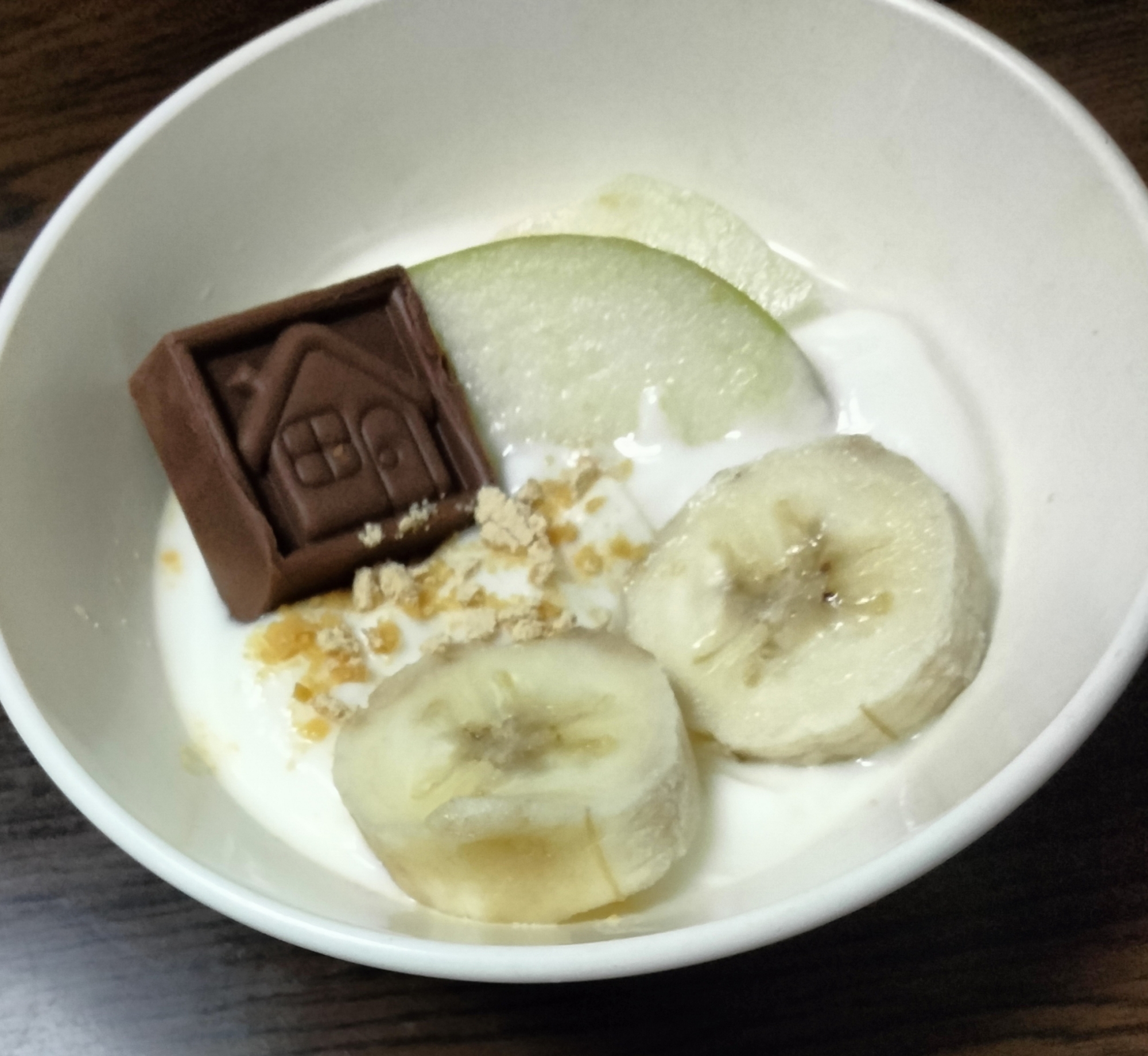 今日のヨーグルト♡りんごバナナ&チロルチョコ