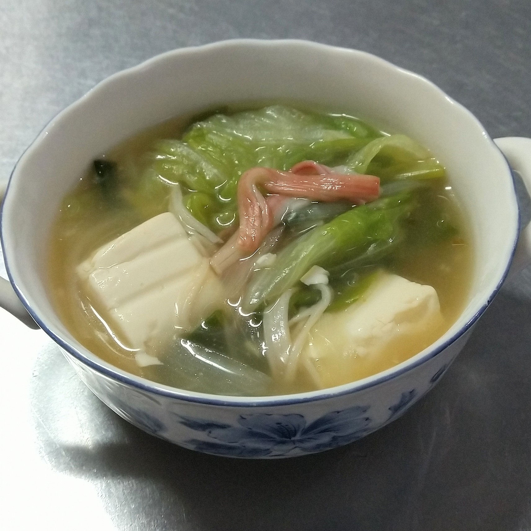 豆腐とレタスの中華風スープ