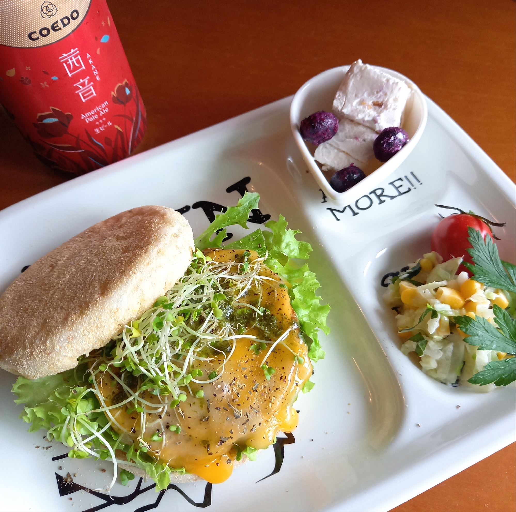 白いプレートにのせられたチーズと野菜のソーセージマフィン