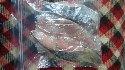 鮭の冷凍保存しました✨また今度使えるので嬉しいです✨リピにポチ✨✨いつもありがとうございます(*^o^)／＼(^-^*)