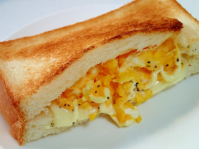チーズと炒り卵のポケットサンド