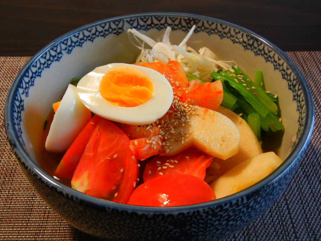 りんごとトマトの野菜たっぷり冷麺