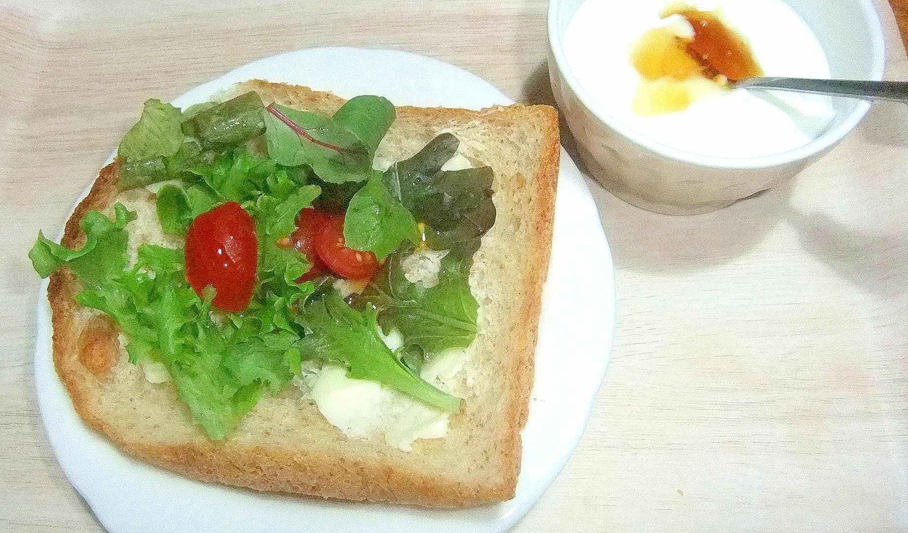 クリームチーズと野菜のトースト