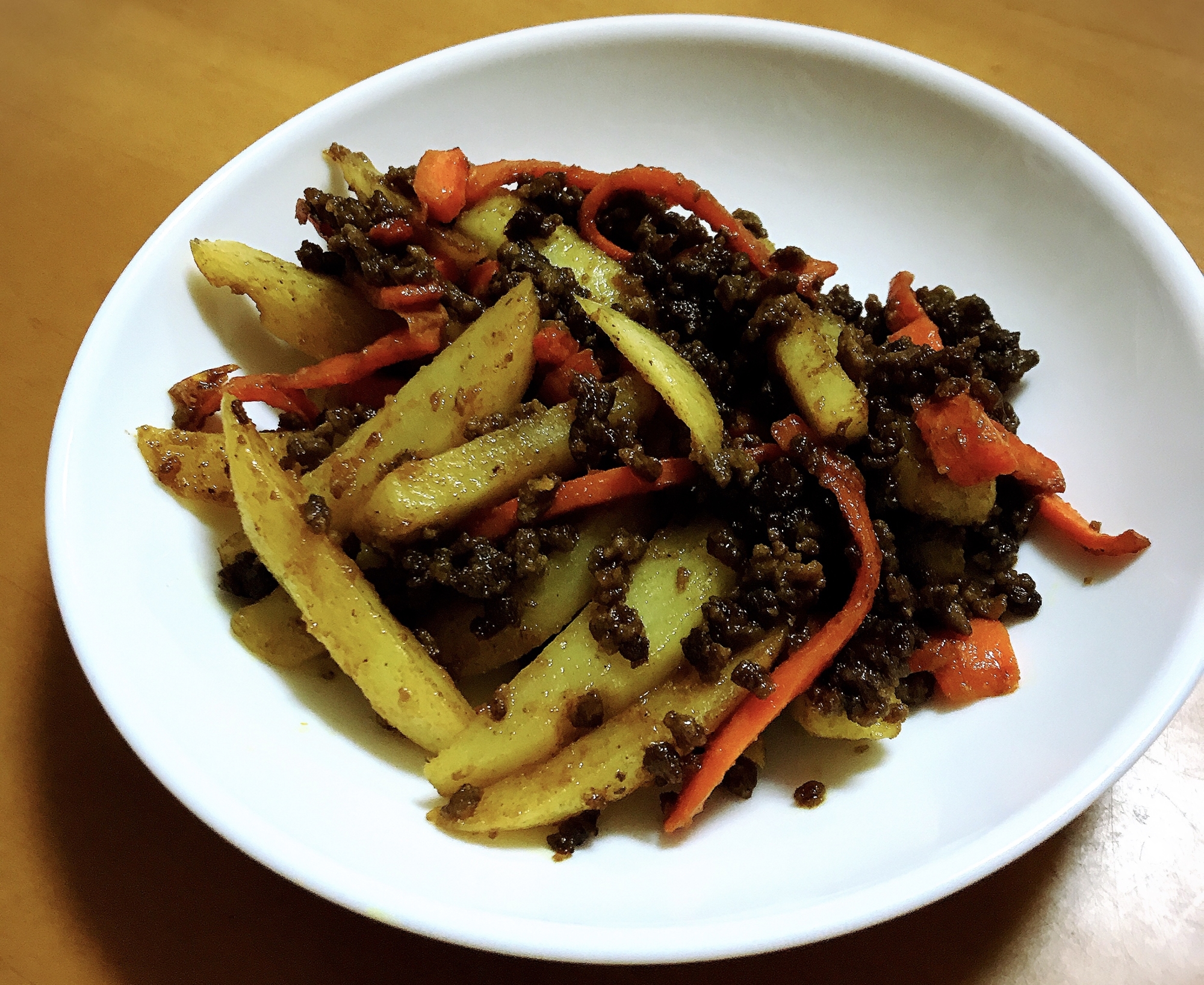 合挽き肉とじゃがいもとにんじんの皮のカレー炒め