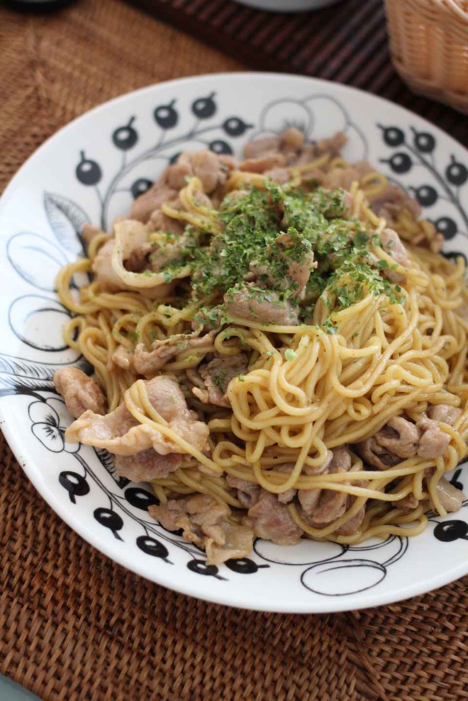 お好みソースが決め手！　豚肉入り焼きそば